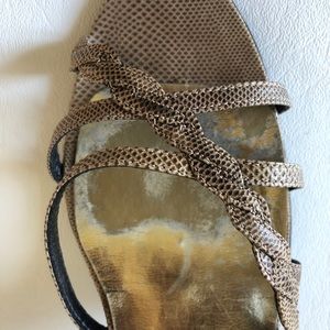 Strappy-ness equals fashion happiness!